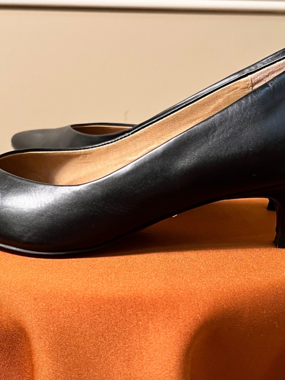Vionic Kitten Heel Black Leather Pumps 7.5 - Picture 8 of 9